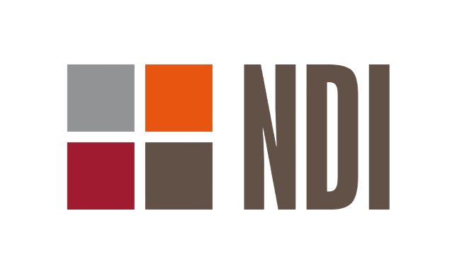 Logo z czterema kolorowymi kwadratami: szary, pomarańczowy, bordowy i brązowy. Obok nich litery "NDI" w brązowym kolorze.